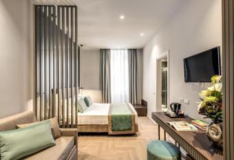 Hotel 77 Seventy-Seven - Maison D Art Collection has rooms with a private hot tub