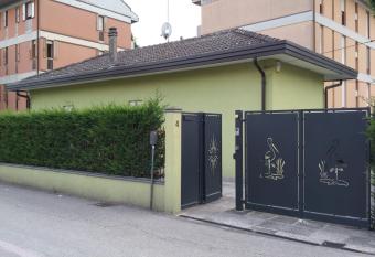 GreenColors DEPENDANCE has Balcony rooms