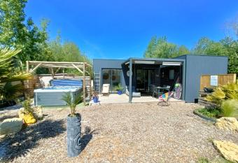 Auxptitsbonheurs SPA has rooms with a private hot tub