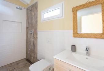 Ca Taur   has rooms with a private hot tub