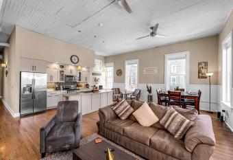 Modern and newly renovated condo in Downtown Greensboro! Hi-speed internet! Private balcony! Walking distance to major attractions! has Balcony rooms