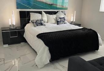 Apartment Ocen View Hollywood has Balcony rooms