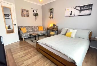 Westend Holiday Room 4 allows 18 year olds to book a room