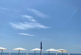 Beau Studio en plein centre de Menton has Balcony rooms