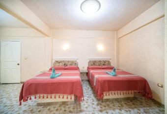 PENINSULA STAYS Business Hotel 2 CAMAS Matrimoniales allows 18 year olds to book a room