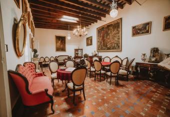 Posada La Casa Del Pintor allows 18 year olds to book a room