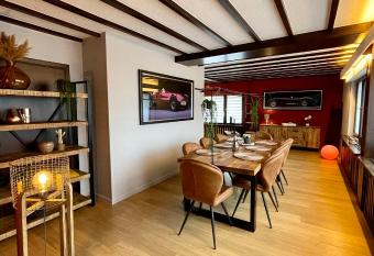 La Pit Home has Balcony rooms