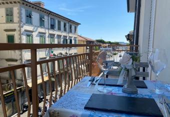 Appartamento nel cuore di Viareggio has Balcony rooms