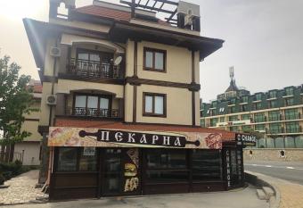                                                             Pretty House                                2021    has Balcony rooms