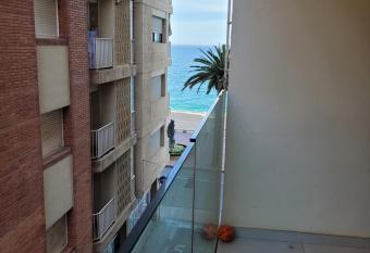 delante del mar allows 18 year olds to book a room