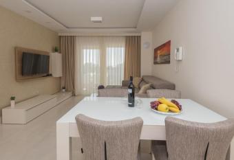 Promajna Leone Erceg Apartments has Balcony rooms