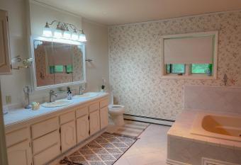 Spacious Resort Style Retreat Sleeps 20 has Balcony rooms