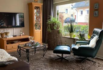 gro  z  gige Monteurwohnung allows 18 year olds to book a room