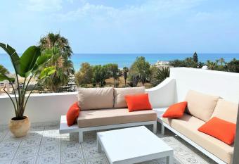 Roof Top Pied dans l Eau Panoramic View, 80 meters from Seaside allows 18 year olds to book a room