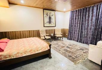 Panorama Penthouse has Balcony rooms