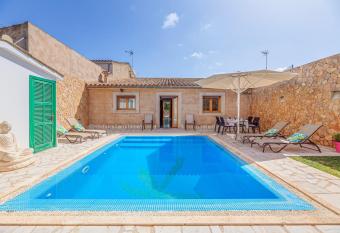 Can Botelles has Balcony rooms