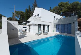 VILLA ELEMENTA - A peaceful retreat has Balcony rooms