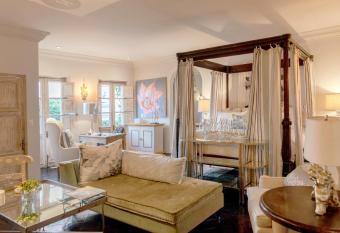 L   tel Chiquitos San Miguel de Allende has rooms with a private hot tub