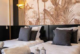 H  tel Gallia Cannes has rooms with a private hot tub