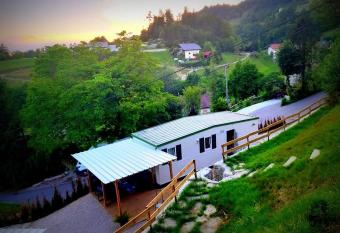 Lexi Zen House has rooms with a private hot tub