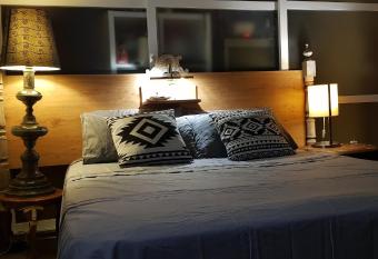 habitacion en casa kenya allows 18 year olds to book a room