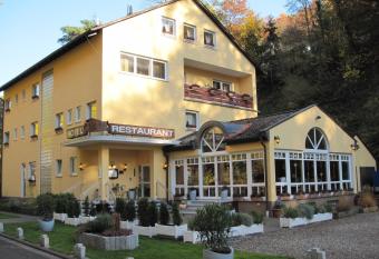 Hotel Goldb  chel allows 18 year olds to book a room