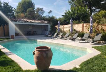 LA BASTIDE D ALIX allows 18 year olds to book a room