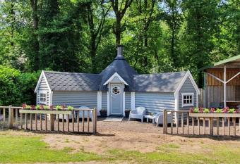 Vakantiehuis de  Finse Kota  allows 18 year olds to book a room