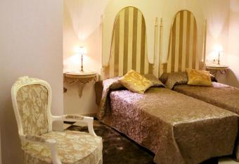 Hostal Mes  n Castilla allows 18 year olds to book a room