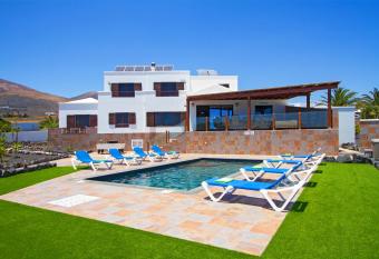 Camino Los Olivos has Balcony rooms