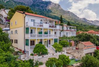 Apartmani   ime has Balcony rooms