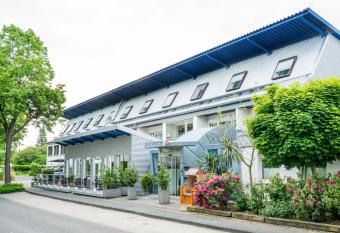 Hotel Hangelar allows 18 year olds to book a room