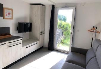 LE BEL AIR allows 18 year olds to book a room