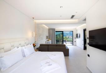 Toska Tower has rooms with a private hot tub