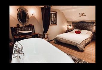 Appartement romantique parisien, baignoire r  tro au pied du lit allows 18 year olds to book a room
