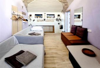 HelloVilniusHostel allows 18 year olds to book a room