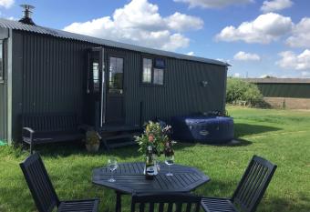 Willowbank Wine Down Tranquil Shepherds Hut allows 18 year olds to book a room
