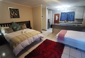 Harties Honeymoon Suite with Dam View has Balcony rooms