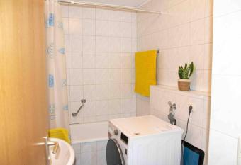 Gut und G  nstig in Leipzig - zentrumsnah - inkl Fahrr  der & Netflix allows 18 year olds to book a room