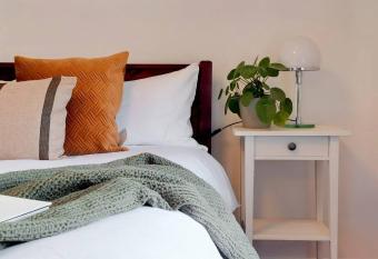 Stunning Riverside Oxford Apartment with Parking has Balcony rooms