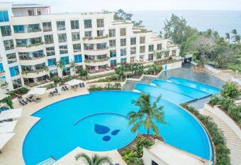 Kilua Beach Resort allows 18 year olds to book a room