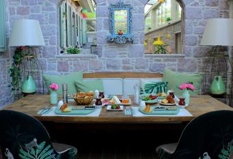   na Cunda Art Otel allows 18 year olds to book a room