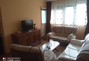 Vukadinovi   allows 18 year olds to book a room