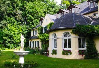 Hotel & Restaurant Bellevue Schm  lln has Balcony rooms