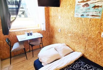 SUB HEL. Bud  etowe pokoje w domu z basenem. Wok     domu tylko natura. Balkon zbyteczny. allows 18 year olds to book a room