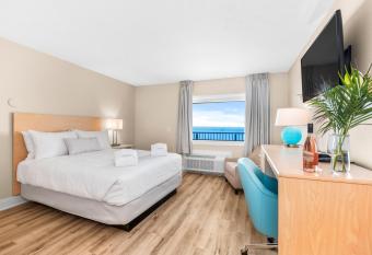 Kasa Gold Coast Inn Traverse City allows 18 year olds to book a room