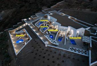 Peters Place - Paros Resort has rooms with a private hot tub