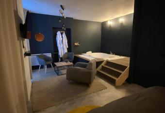 Chambre Spa 42 allows 18 year olds to book a room