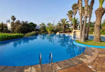 Villa 4 chambres    1mn de la plage - piscine has Balcony rooms