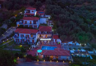 SKIATHOS-FILOKALIA has Balcony rooms